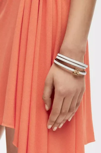 Twist armring i kalvskinn Soft White Twist armring i kalvskinn Soft White