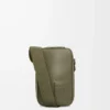 Vertikal crossbody-ficka i satin kalvskinn Khaki Green Vertikal crossbody-ficka i satin kalvskinn Khaki Green
