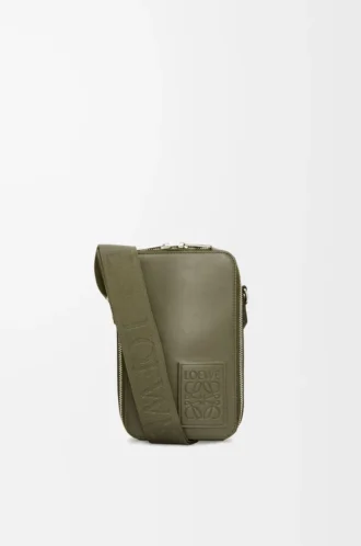 Vertikal crossbody-ficka i satin kalvskinn Khaki Green