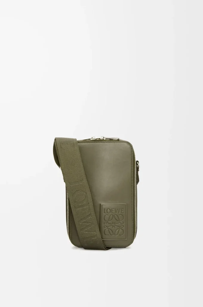 Vertikal crossbody-ficka i satin kalvskinn Khaki Green Vertikal crossbody-ficka i satin kalvskinn Khaki Green