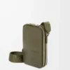 Vertikal crossbody-ficka i satin kalvskinn Khaki Green Vertikal crossbody-ficka i satin kalvskinn Khaki Green