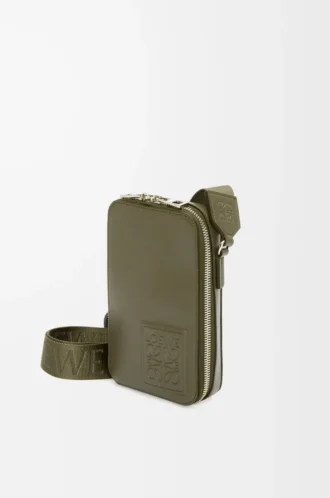 Vertikal crossbody-ficka i satin kalvskinn Khaki Green
