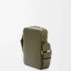 Vertikal crossbody-ficka i satin kalvskinn Khaki Green Vertikal crossbody-ficka i satin kalvskinn Khaki Green