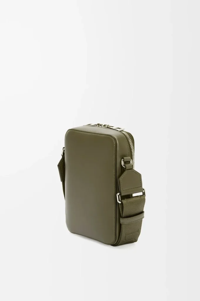 Vertikal crossbody-ficka i satin kalvskinn Khaki Green Vertikal crossbody-ficka i satin kalvskinn Khaki Green