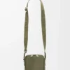 Vertikal crossbody-ficka i satin kalvskinn Khaki Green Vertikal crossbody-ficka i satin kalvskinn Khaki Green