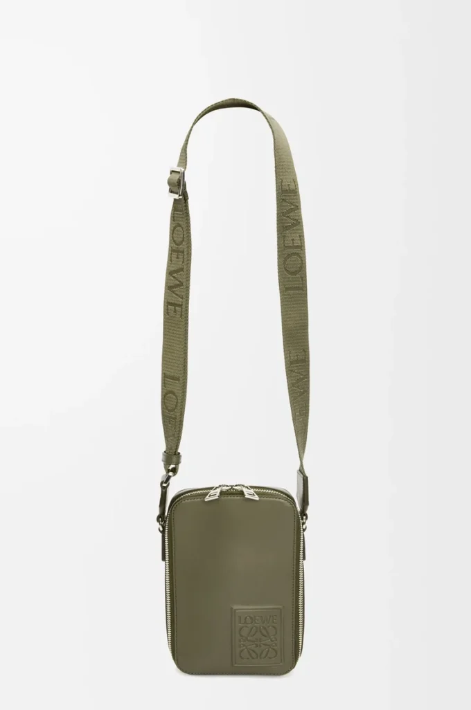 Vertikal crossbody-ficka i satin kalvskinn Khaki Green Vertikal crossbody-ficka i satin kalvskinn Khaki Green