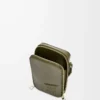 Vertikal crossbody-ficka i satin kalvskinn Khaki Green Vertikal crossbody-ficka i satin kalvskinn Khaki Green