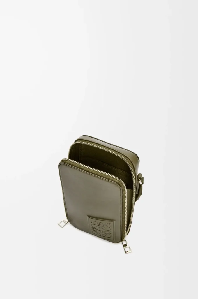 Vertikal crossbody-ficka i satin kalvskinn Khaki Green Vertikal crossbody-ficka i satin kalvskinn Khaki Green