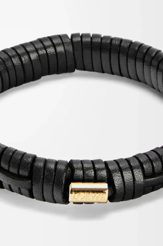 Vävd armring i mässing och klassiskt kalvskinn Svart Vävd armring i mässing och klassiskt kalvskinn Svart