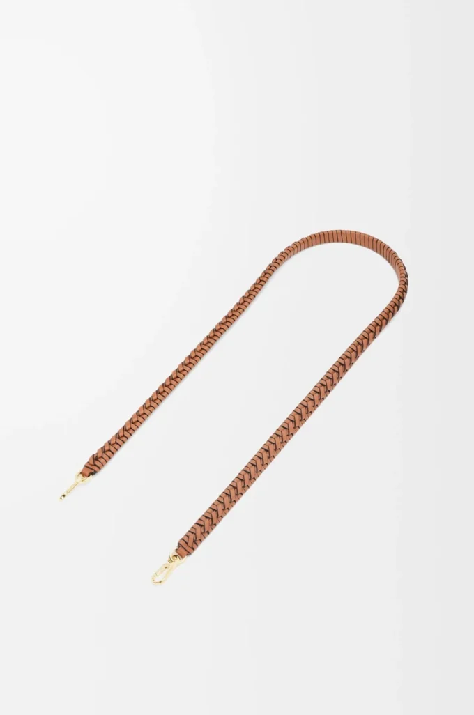 Vävd spiralrem i klassiskt kalvskinn Pecan Vävd spiralrem i klassiskt kalvskinn Pecan