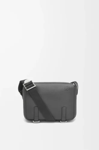 XS Military Messenger-väska i mjukt kornat kalvskinn, antracit