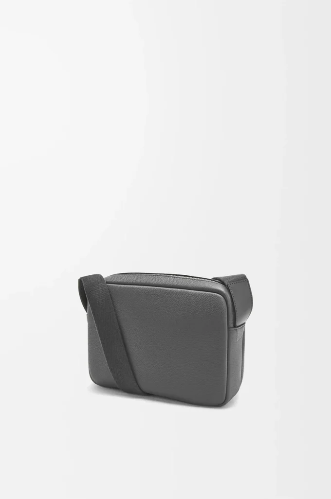 XS Military Messenger-väska i mjukt kornat kalvskinn, antracit XS Military Messenger-väska i mjukt kornat kalvskinn, antracit