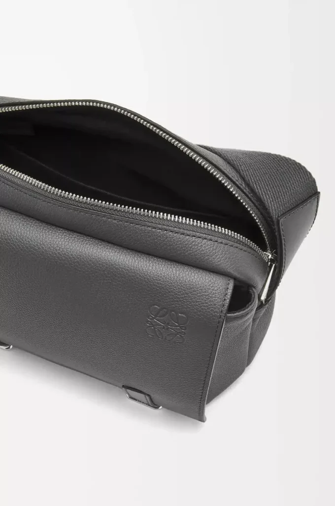 XS Military Messenger-väska i mjukt kornat kalvskinn, antracit XS Military Messenger-väska i mjukt kornat kalvskinn, antracit