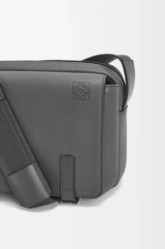 XS Military Messenger-väska i mjukt kornat kalvskinn, antracit XS Military Messenger-väska i mjukt kornat kalvskinn, antracit
