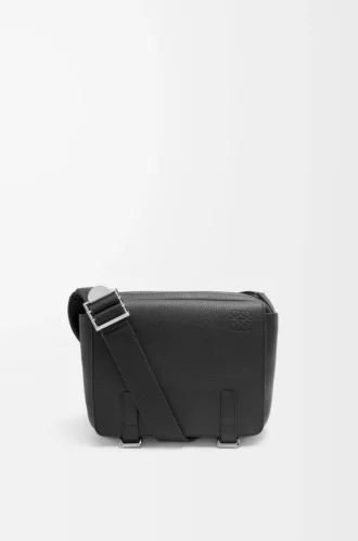 XS Military messenger-väska i mjukt kornat kalvskinn Svart