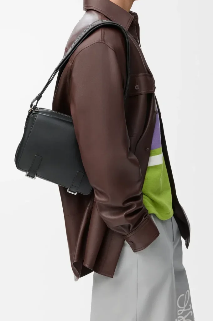 XS Military messenger-väska i mjukt kornat kalvskinn Svart XS Military messenger-väska i mjukt kornat kalvskinn Svart