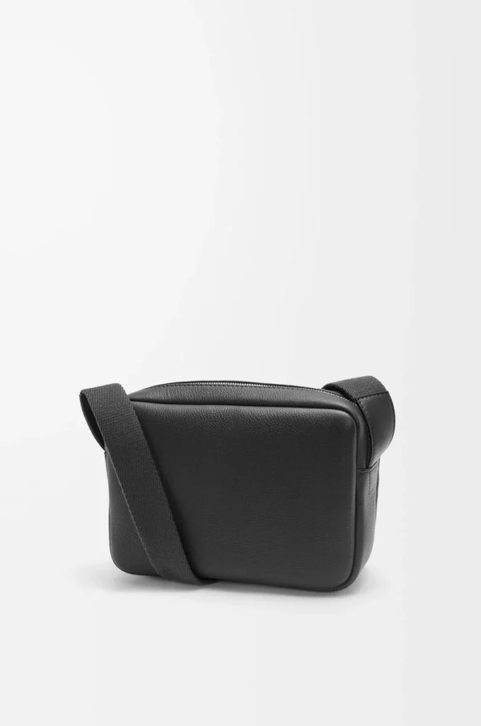 XS Military messenger-väska i mjukt kornat kalvskinn Svart XS Military messenger-väska i mjukt kornat kalvskinn Svart