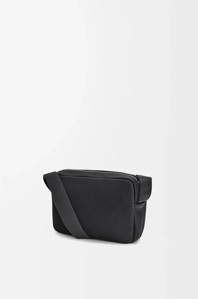 XS Military messenger-väska i mjukt kornat kalvskinn Svart XS Military messenger-väska i mjukt kornat kalvskinn Svart
