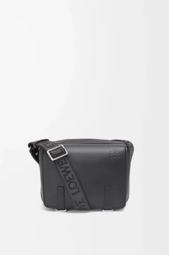 XS Military messenger-väska i mjukt, slätt kalvskinn och jacquard Svart
