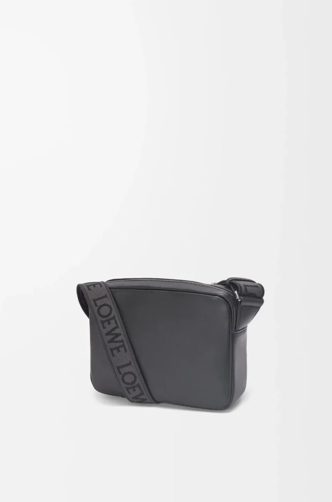 XS Military messenger-väska i mjukt, slätt kalvskinn och jacquard Svart XS Military messenger-väska i mjukt, slätt kalvskinn och jacquard Svart