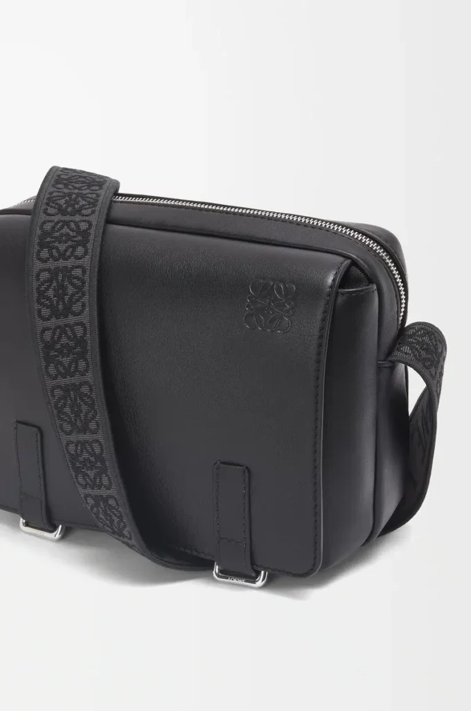 XS Military messenger-väska i mjukt, slätt kalvskinn och jacquard Svart XS Military messenger-väska i mjukt, slätt kalvskinn och jacquard Svart